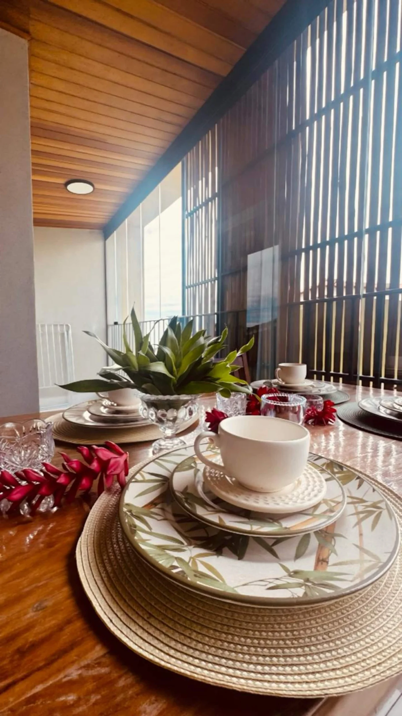 Área gourmet equipada com mesa em madeira que confere aconchego e elegância ao ambiente. O espaço com fechamento em vidro, proporcionando conforto térmico e acústico, além de permitir a entr