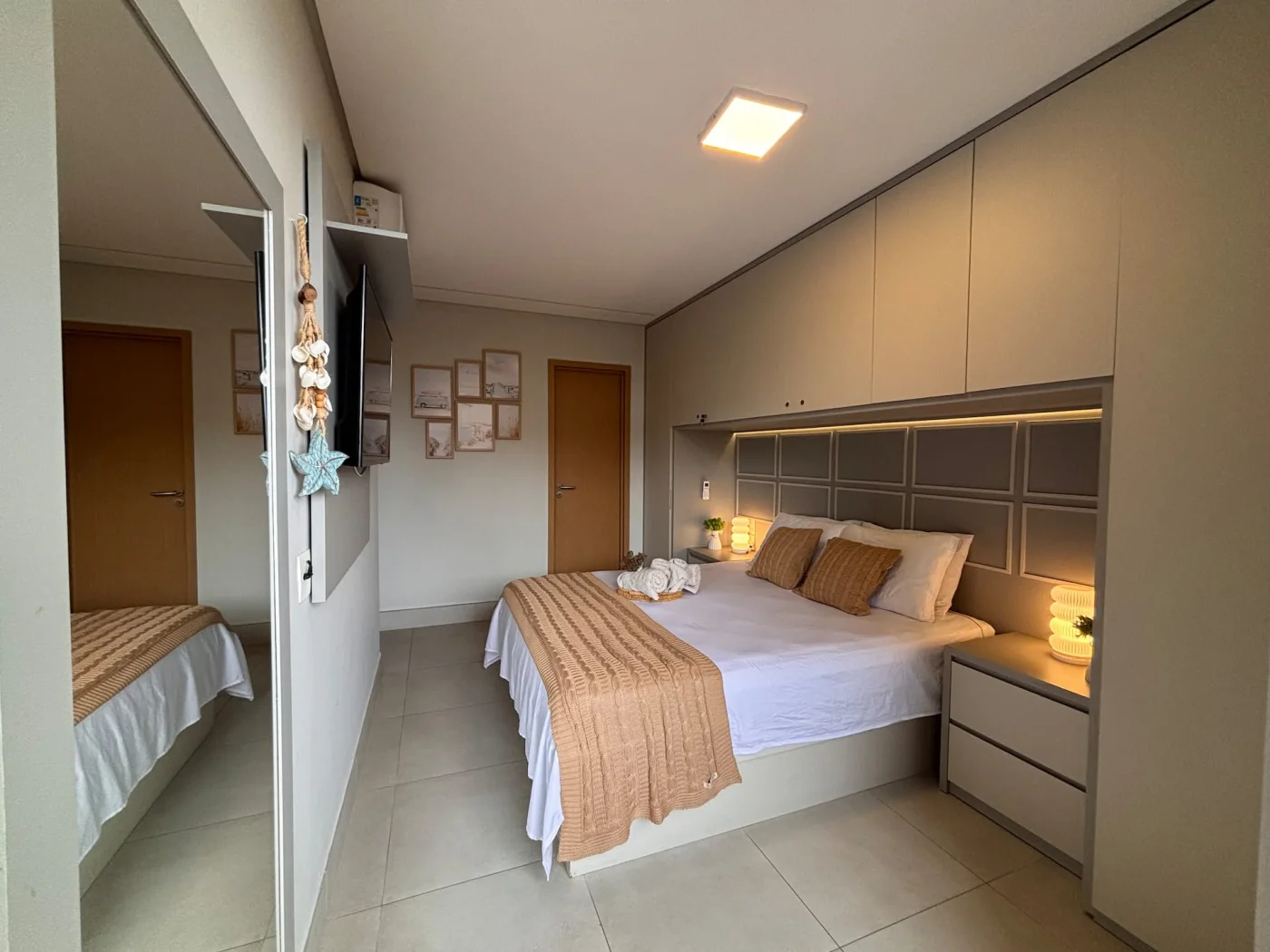 Suíte aconchegante e acolhedora, pensada para proporcionar descanso e tranquilidade ao barulho das ondas do mar. Cama confortável e iluminação agradável, o ambiente convida a relaxar após um