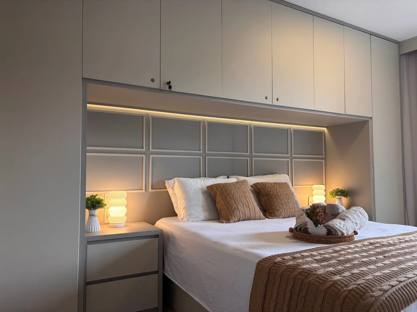 Quarto acolhedor e elegante, com roupa de cama confortável envolve o ambiente em uma sensação de aconchego, enquanto a paleta de cores suaves e relaxantes cria uma atmosfera leve e serena, p