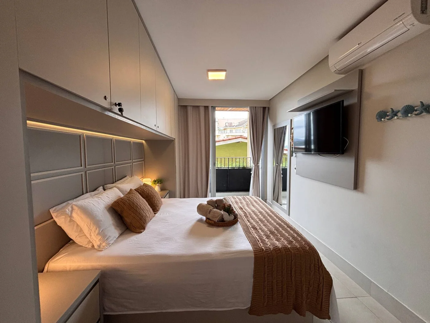 Suíte aconchegante com sacada privativa e charmosa vista lateral para o mar. Um espaço perfeito para relaxar, sentir a brisa e o som do mar. Ideal para quem busca conforto aliado a um toque