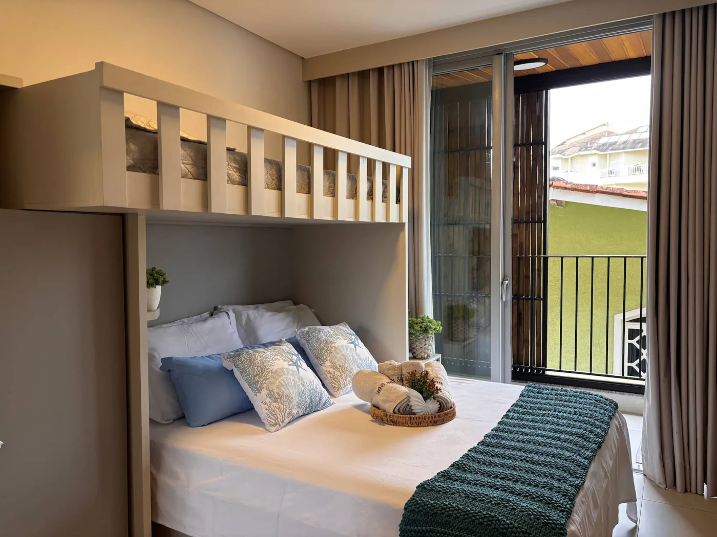 Quarto aconchegante e bem equipado, ideal para uma estadia confortável. Conta com uma cama de casal, TV de 43” e ambiente é climatizado com ar-condicionado garantindo conforto. Possui também