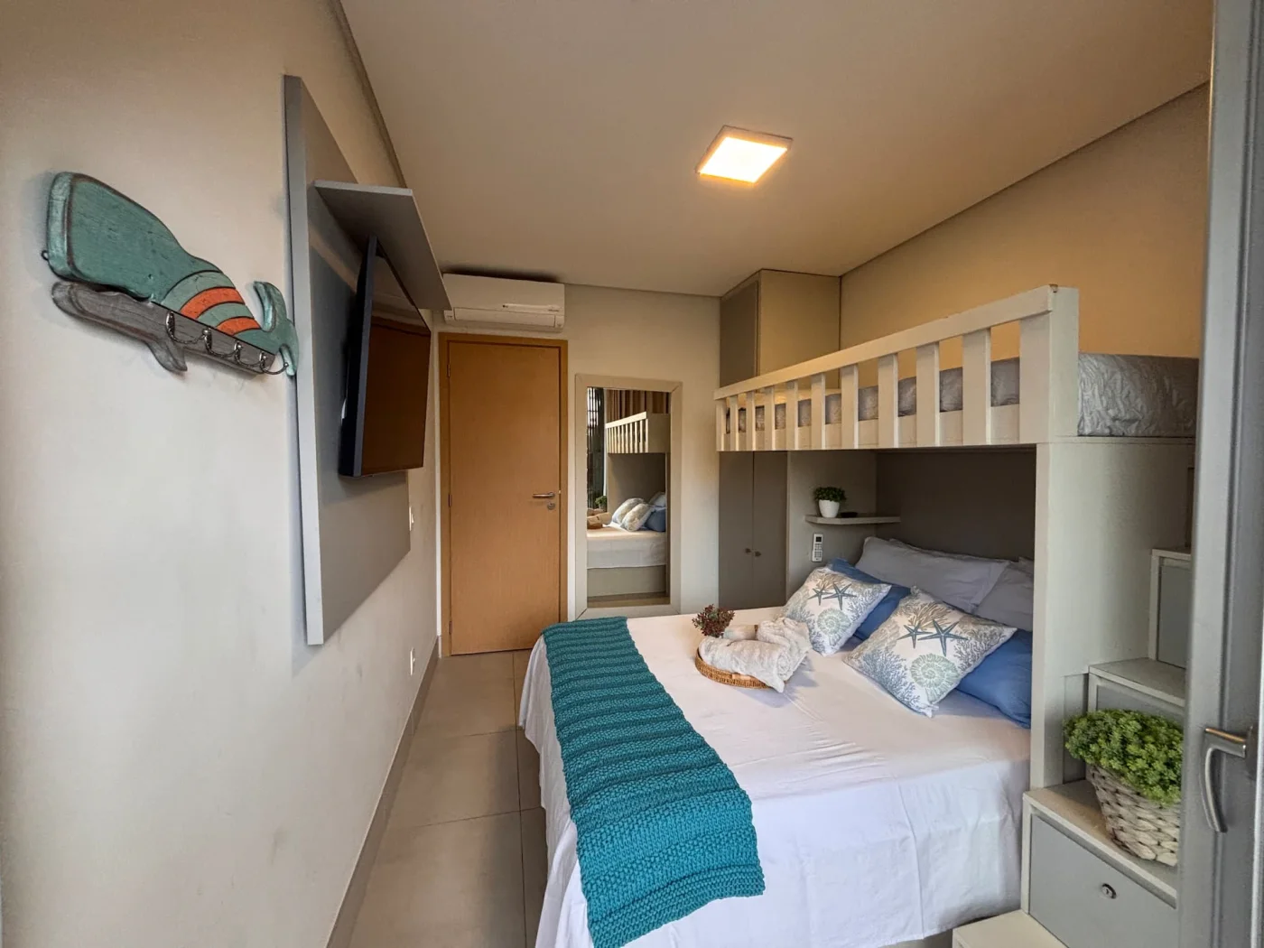 Quarto encantador com sacada privativa. Bem iluminado por luz natural, o ambiente é arejado. A sacada oferece uma agradável vista lateral para o mar. Um espaço pensado para quem valoriza cha