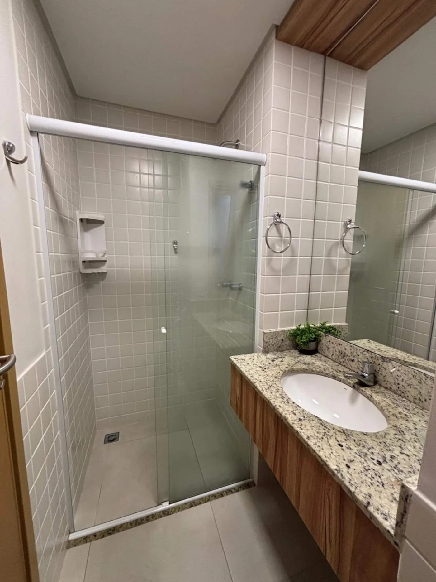 Banheiro privativo da suíte, projetado para oferecer conforto e praticidade. Espaço bem iluminado, limpo e organizado, ideal para o dia a dia. Conta com ótimo acabamento, proporcionando uma