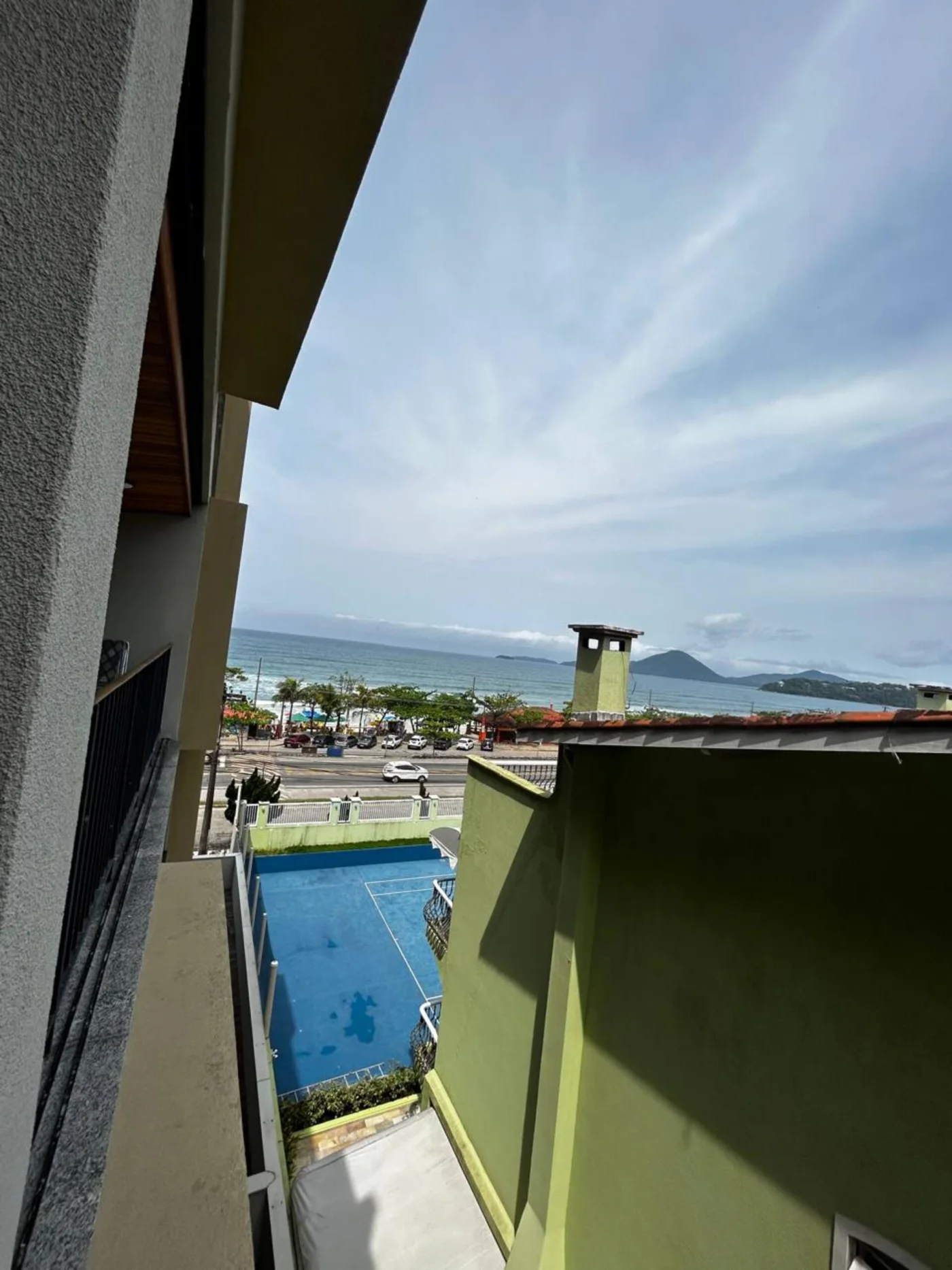 As sacadas do apartamento oferecem uma vista privilegiada para o mar, proporcionando um cenário único e valorizando a experiência dos ambientes externos.