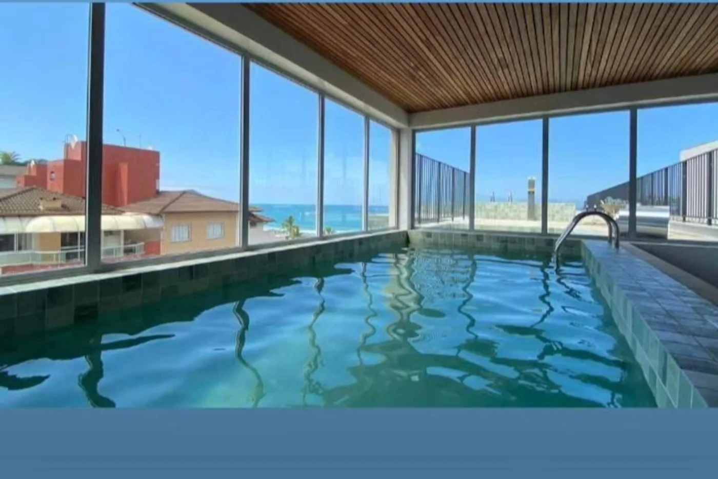 Relaxe e aproveite momentos únicos no condomínio com piscina aquecida com vista deslumbrante para o mar. Perfeita para qualquer época do ano, a área de lazer combina conforto, tranquilidade 