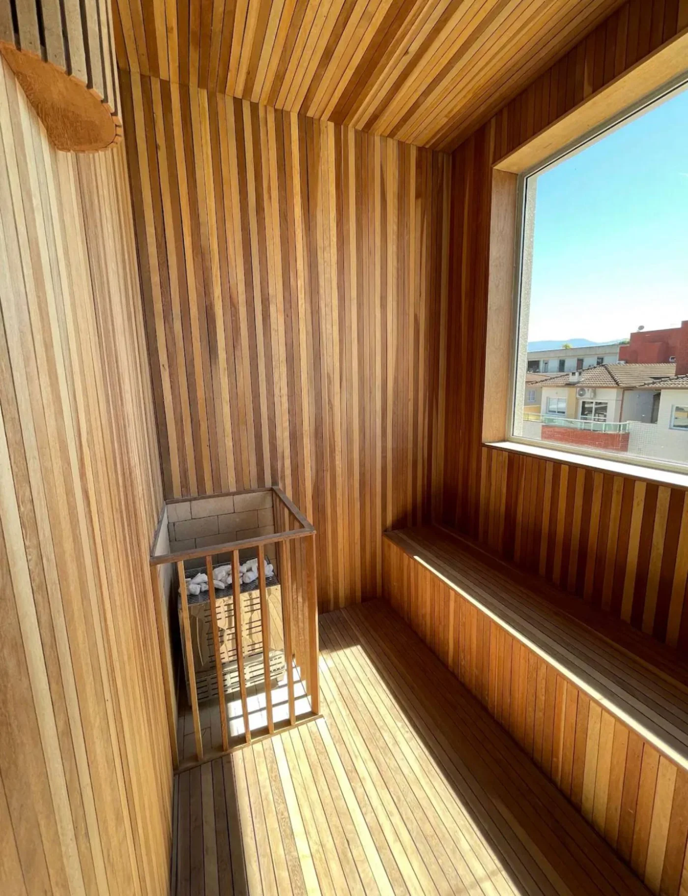 Espaço da sauna seca projetado para proporcionar relaxamento e bem-estar em um ambiente tranquilo e acolhedor.
