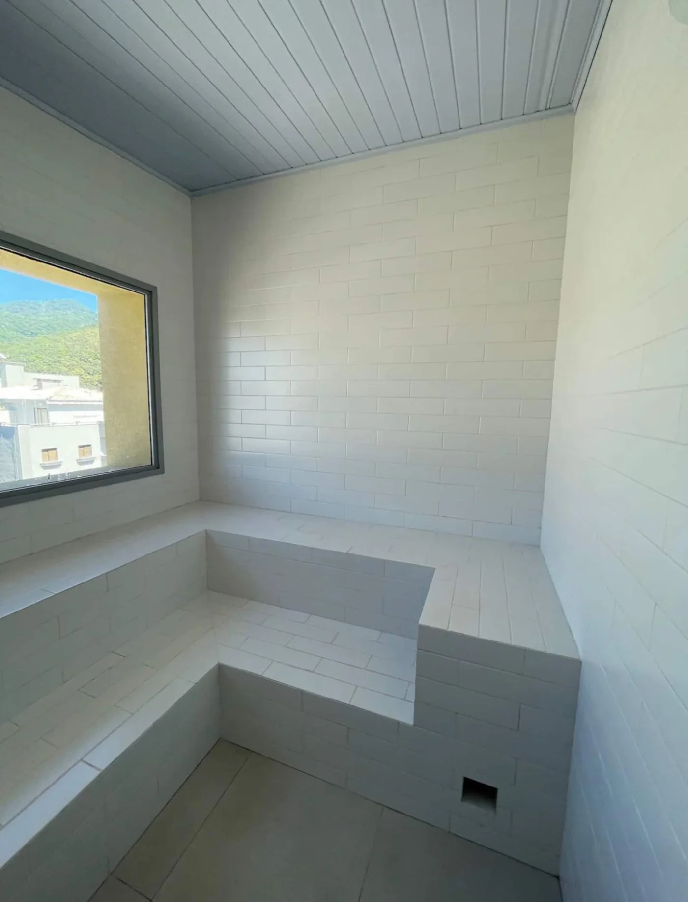 Sauna molhada moderna e aconchegante, ideal para momentos de relaxamento e bem-estar. O ambiente úmido proporciona uma experiência revigorante, ajudando a aliviar o estresse e renovar as ene
