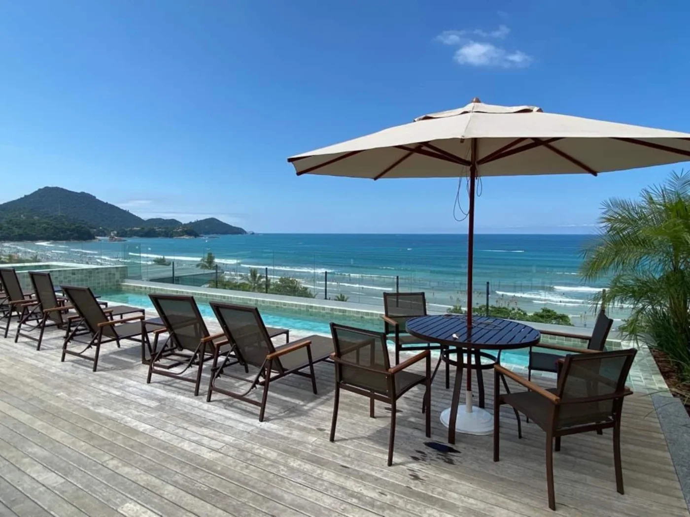 A piscina de 25 metros se funde ao mar na borda infinita, onde o azul não tem fim. Cada mergulho acalma a alma, entre o som das ondas e o horizonte que abraça o olhar.