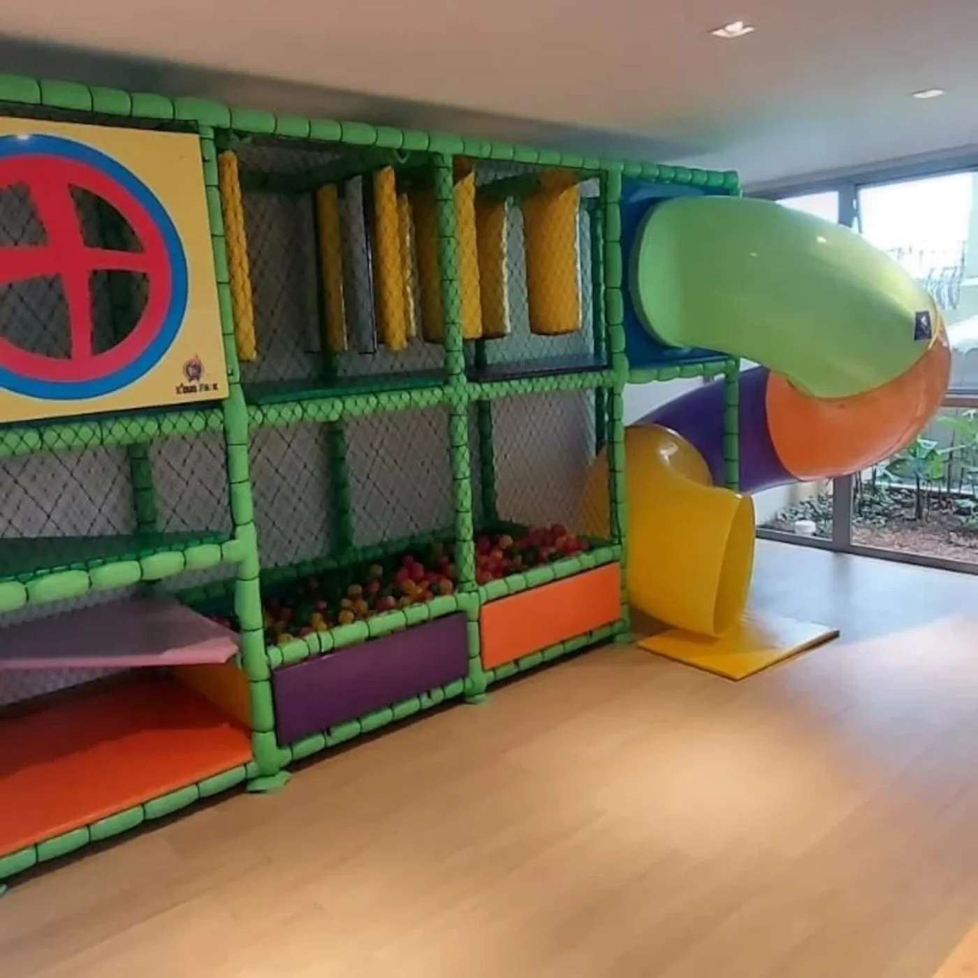 A sala foi projetada para unir praticidade e bem-estar, com ar condicionado, sendo perfeita para momentos de lazer em família dentro do próprio condomínio. Um espaço acolhedor, organizado e