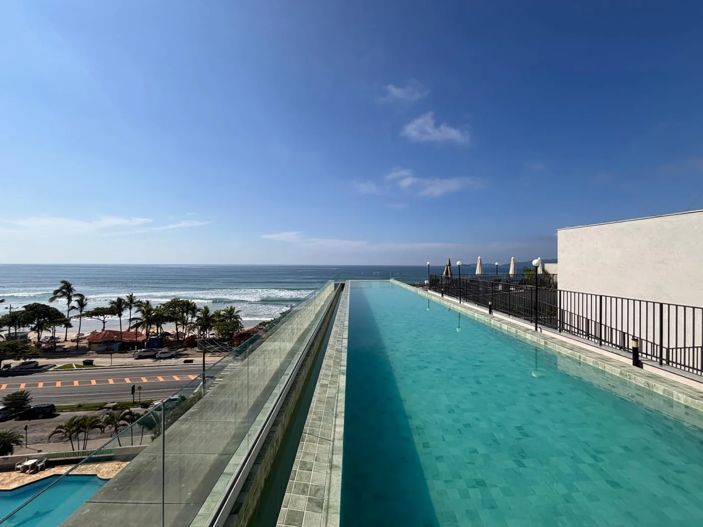 Faça sua reserva e venha curtir essa piscina de 25 metros de borda infinita com essa vista maravilhosa para o mar. Seus momentos se tornam inesquecíveis!