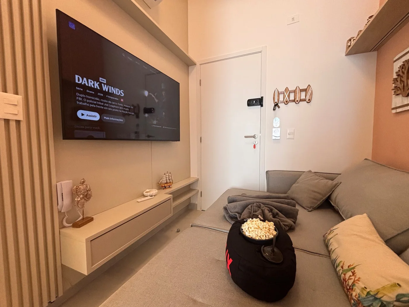 O grande destaque fica por conta da Smart TV de 55”, perfeita para curtir filmes, séries ou aquele momento de descanso após a praia, com ótima qualidade de imagem e som que tornam a experiên