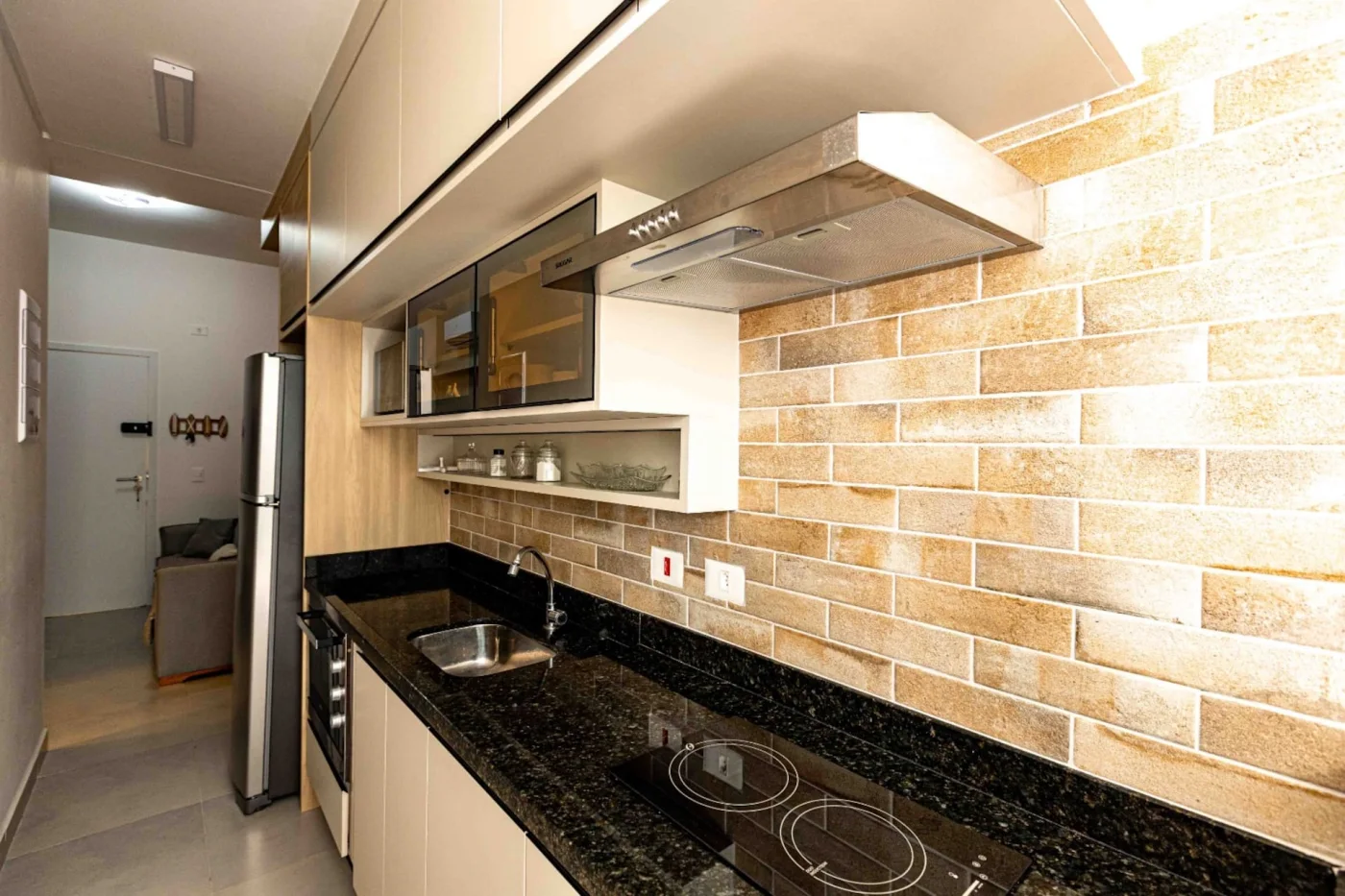 Nossa cozinha foi cuidadosamente planejada para oferecer praticidade, conforto e uma experiência completa durante sua estadia. Com armários planejados, cada utensílio tem seu lugar, mantendo