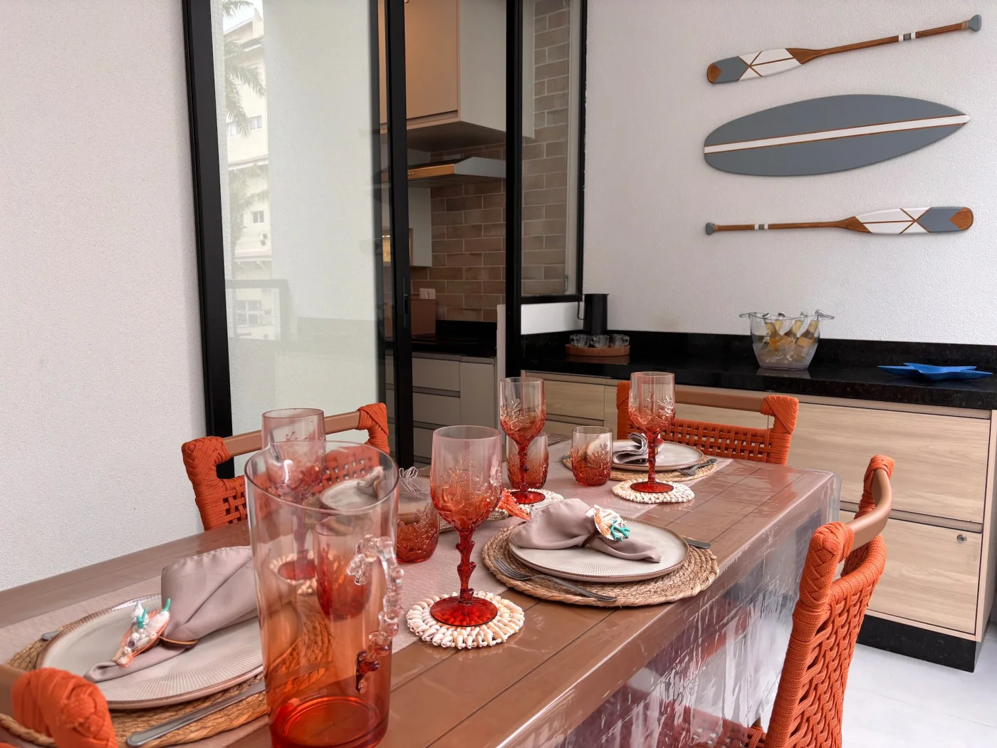 Mesa posta com charme e romantismo, inspirada na delicadeza do litoral. Os detalhes praianos na decoração criam o cenário perfeito para casais românticos trazendo leveza, aconchego e o clima
