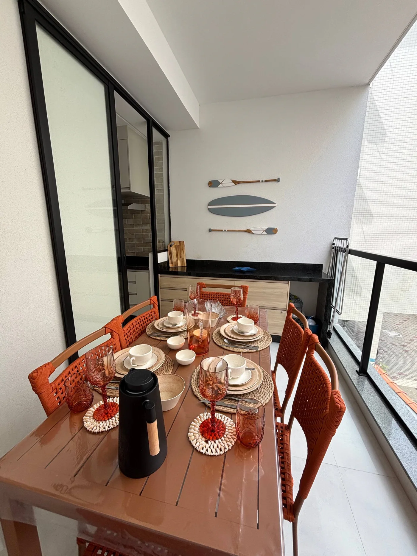 A área gourmet também oferece um espaço iluminado e perfeito para desfrutar do café da manhã.