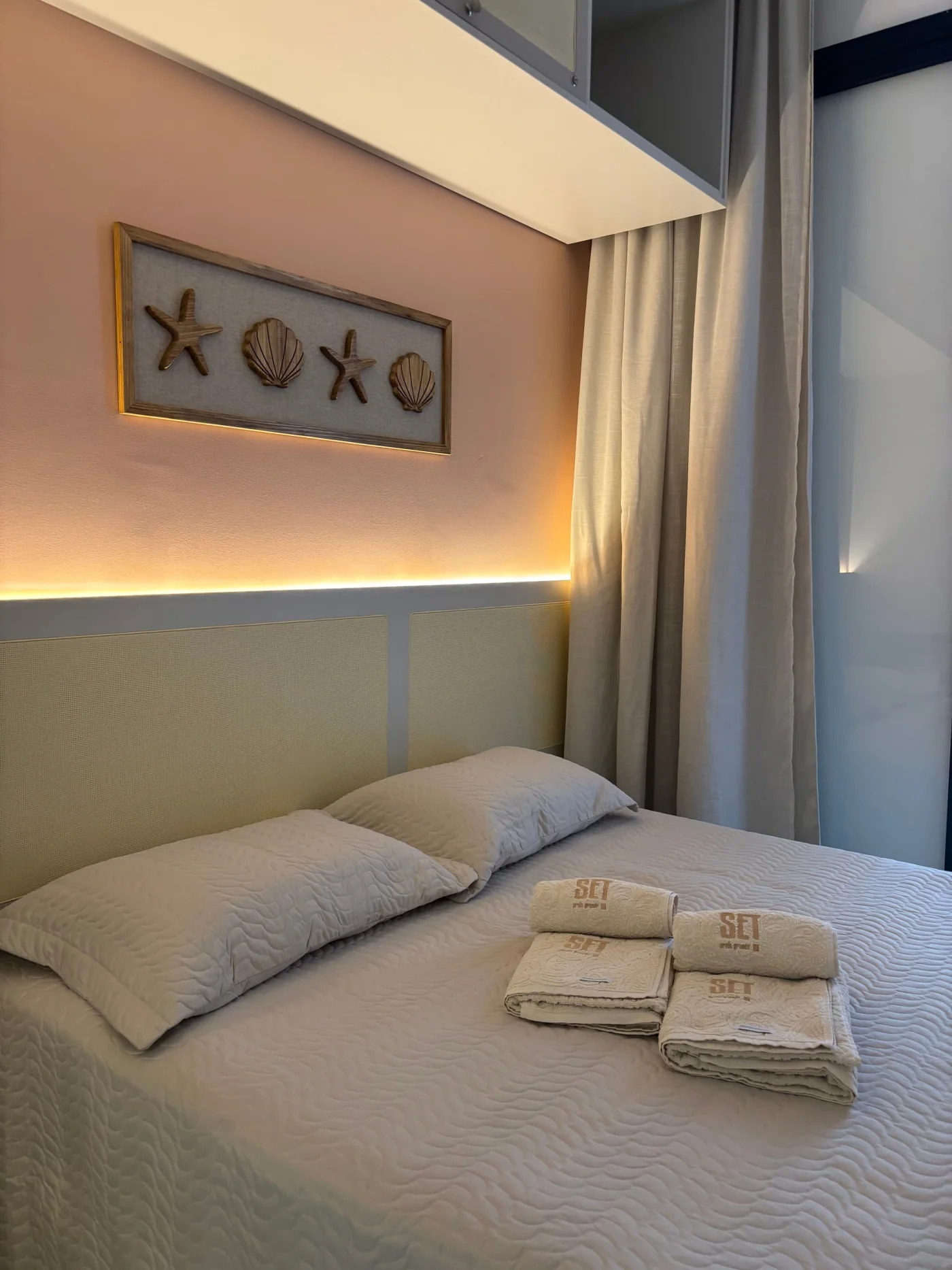 ✨ Um cantinho acolhedor para relaxar, recarregar as energias e se sentir em casa após um dia de praia.
