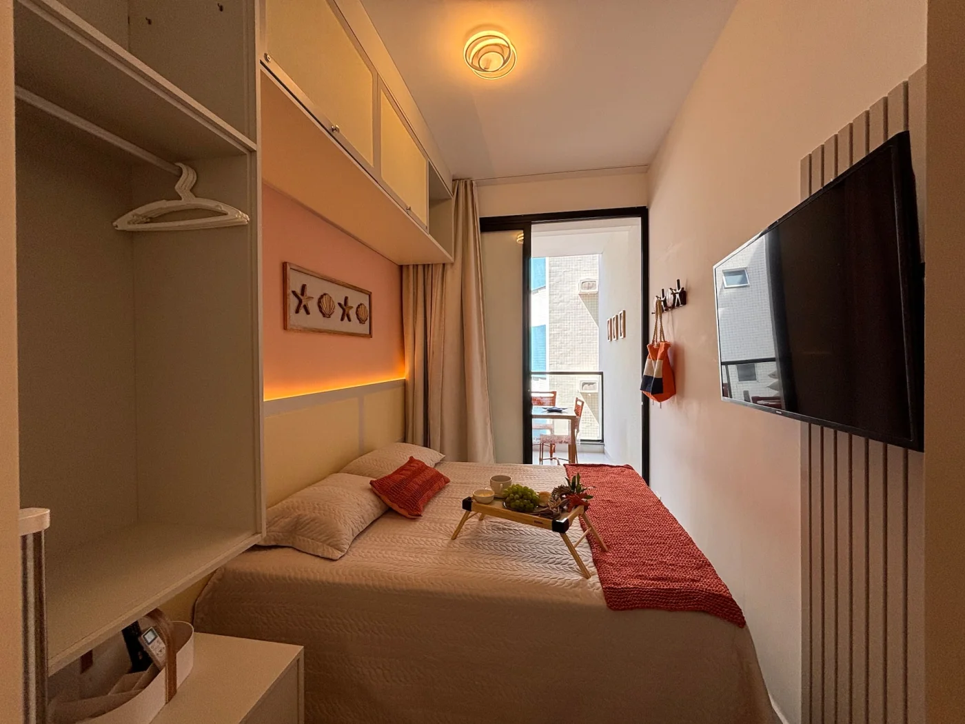O quarto foi pensado para oferecer descanso e bem-estar durante toda a sua estadia. A cama é confortável e recebe você com roupas de cama limpas e macias, garantindo noites tranquilas de son