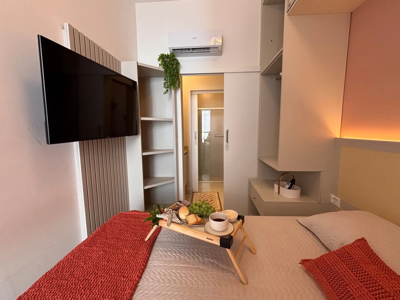 Este quarto foi projetado para oferecer conforto completo, com ar-condicionado garantindo noites frescas e agradáveis em dias quentes. A praticidade é um diferencial: ele possui porta que co
