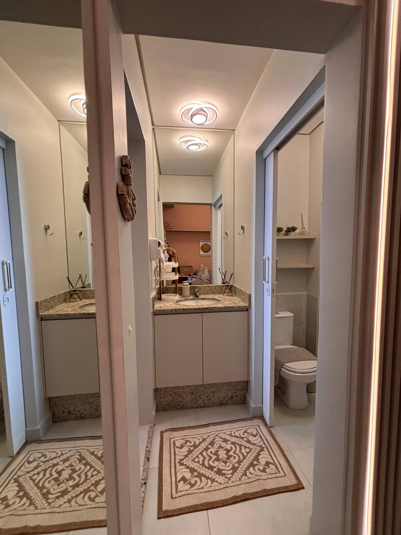 O lavabo oferece praticidade e conveniência durante sua estadia. Ele conta com secador de cabelo, perfeito para se arrumar com facilidade. ✨ Um detalhe pensado para que você se sinta em casa
