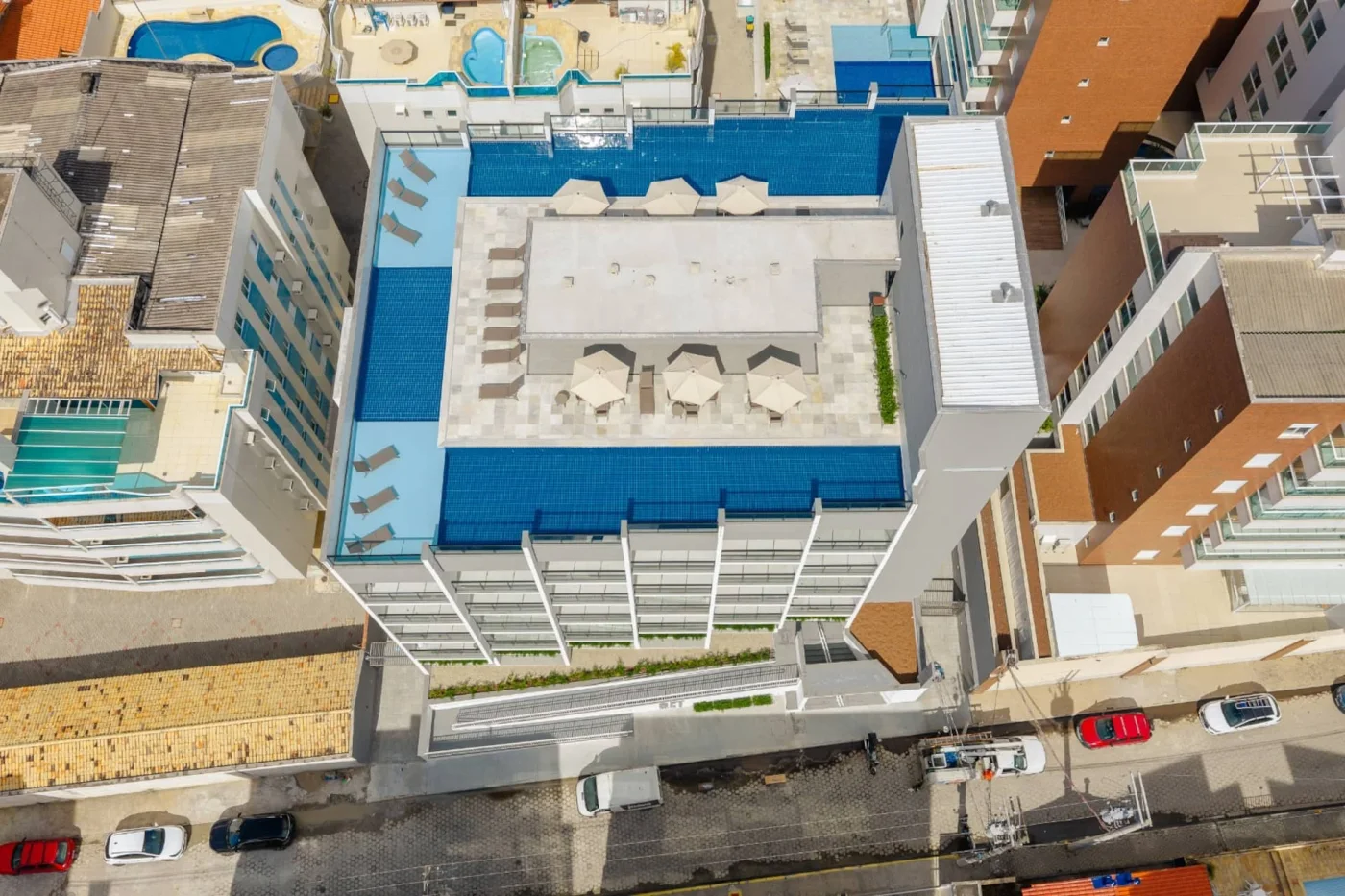 Vista aérea da piscina que destaca toda a beleza e organização do espaço, ideal para momentos de lazer, relaxamento e convivência em um ambiente convidativo.