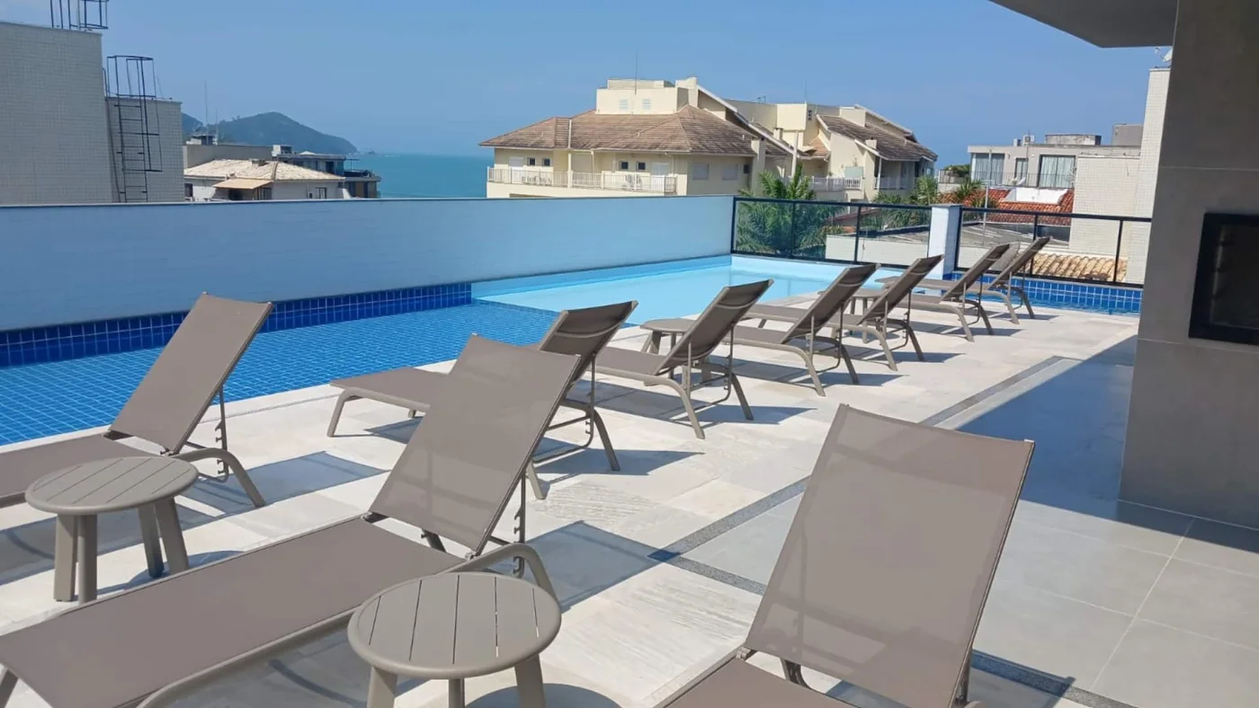 Piscina convidativa com espreguiçadeiras perfeitas para relaxar ao sol, criando o cenário ideal para momentos de descanso, lazer e puro prazer no seu dia a dia.