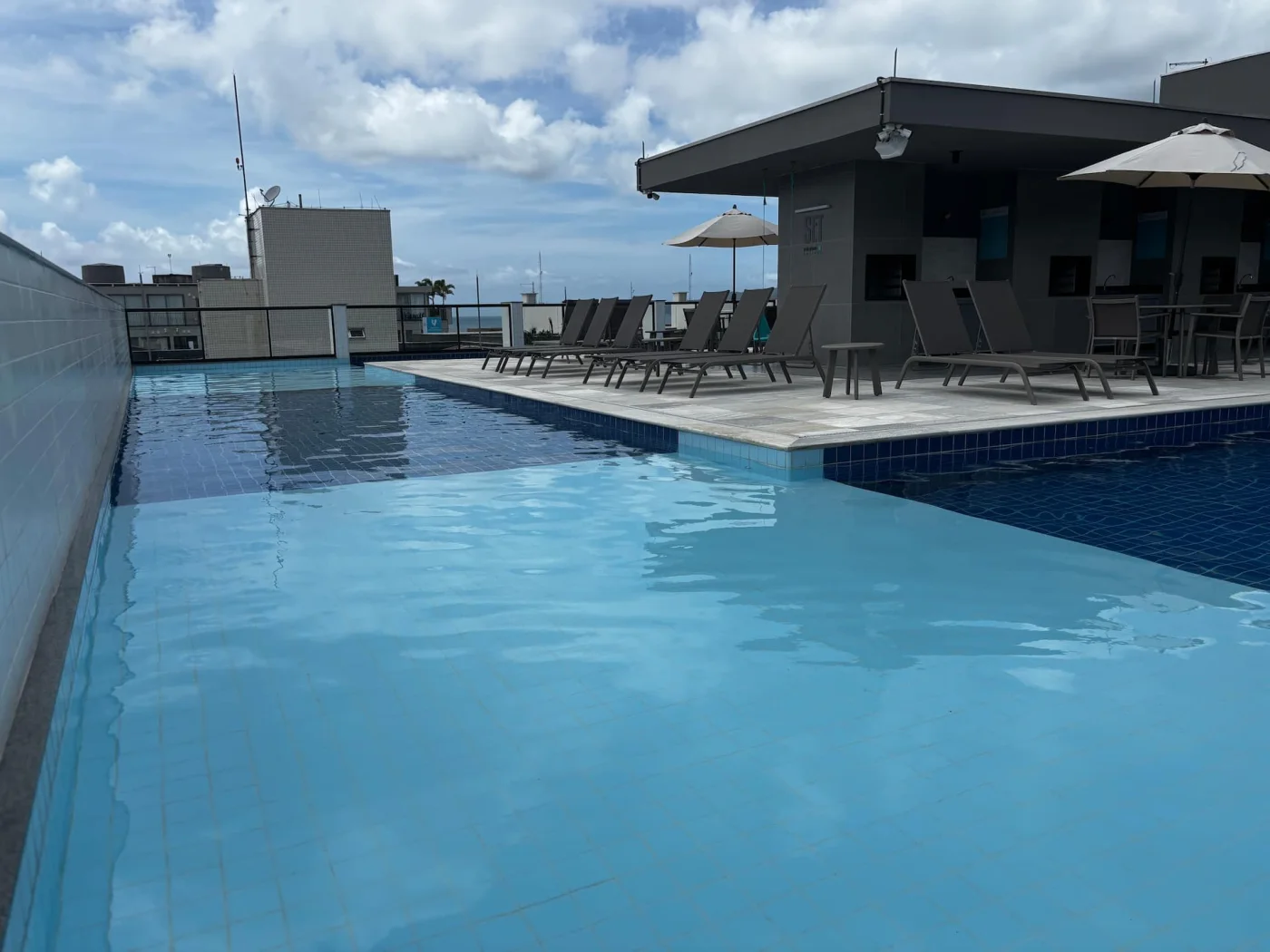 Piscina em formato de U que contorna toda a cobertura, oferecendo um espaço amplo e deslumbrante para relaxar, se refrescar e desfrutar de momentos inesquecíveis com vista panorâmica.