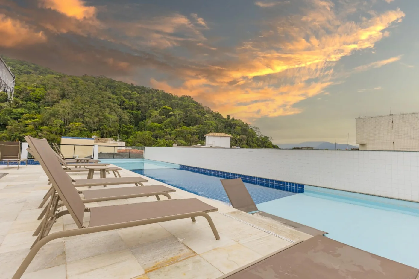 Área de piscina perfeita para apreciar o nascer e o pôr do sol, proporcionando momentos de relaxamento, contemplação e conexão com a beleza natural do litoral.