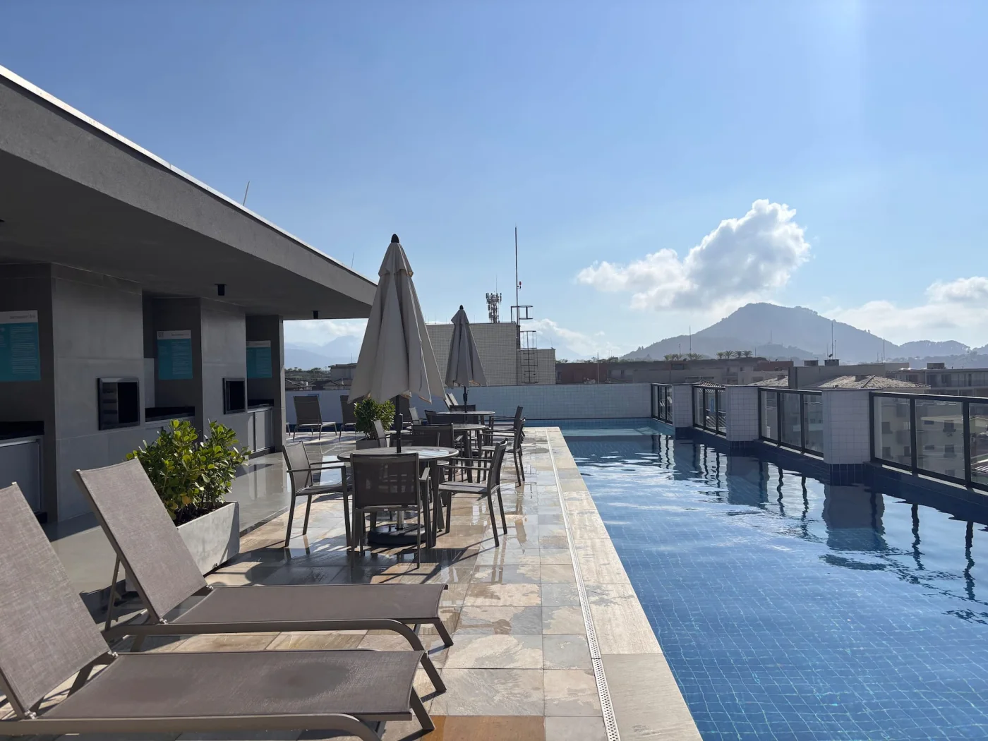 Piscina exclusiva na cobertura com vista panorâmica para o mar, proporcionando um ambiente sofisticado e relaxante. O espaço conta com design moderno, área de convivência, ideal para momento
