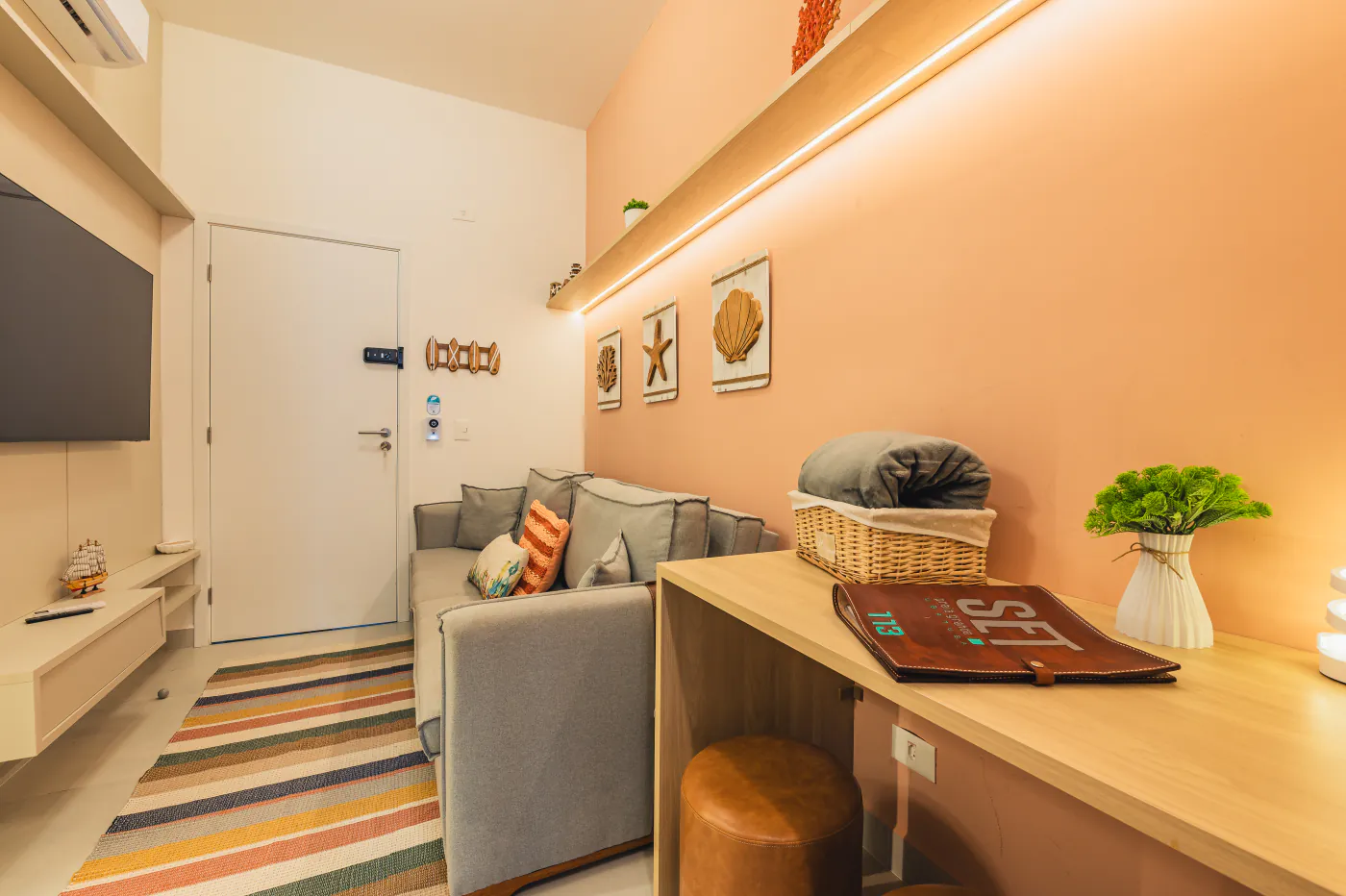 Cantinho da sala com bancada de apoio, boa para trabalhar ou fazer uma refeição rápida