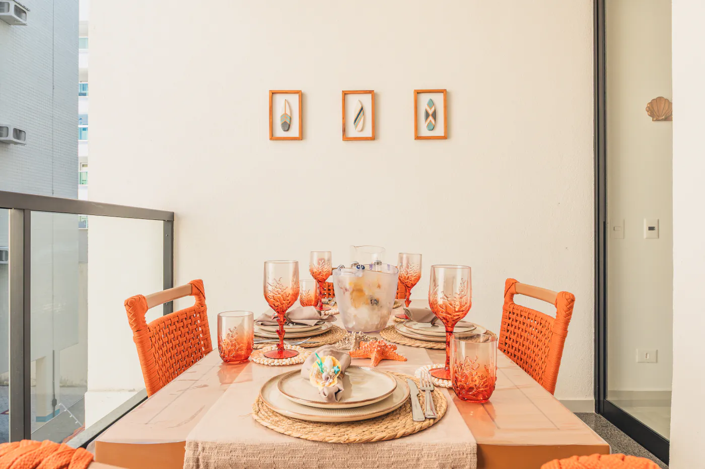 Mesa posta na varanda para um jantar a dois