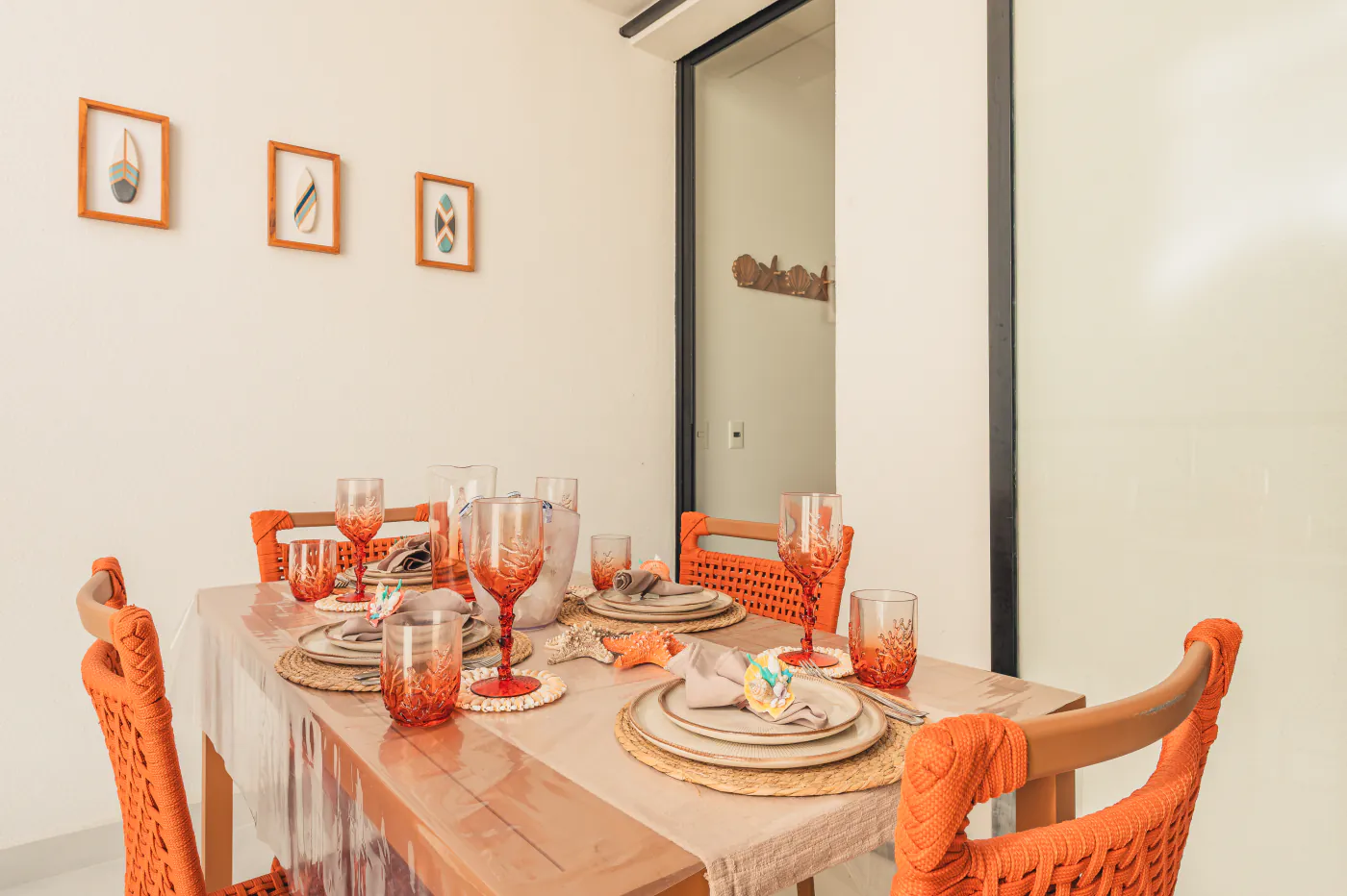 Mesa da varanda posta para o café, com quadros na parede