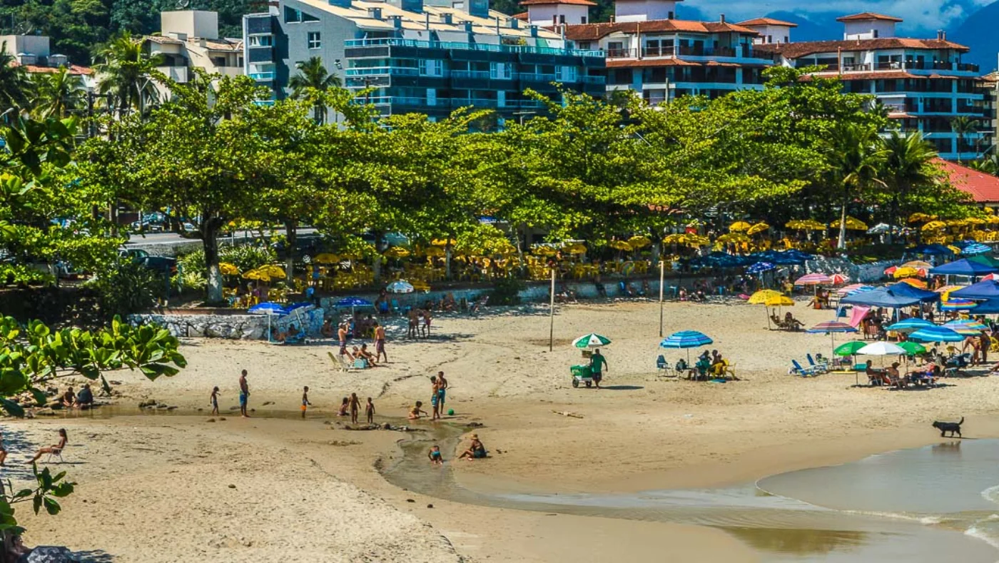 Praia Grande cheia em dia de alta temporada, em Ubatuba